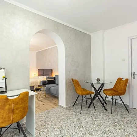 Flh - Black Church Apartment *