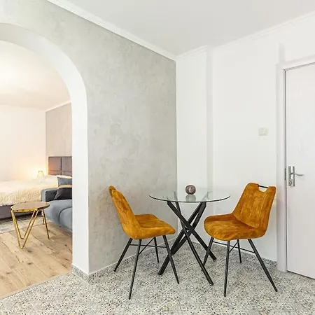 Flh - Black Church Apartment *